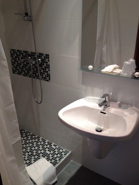 salle de bain chambre d'hotel Longwy